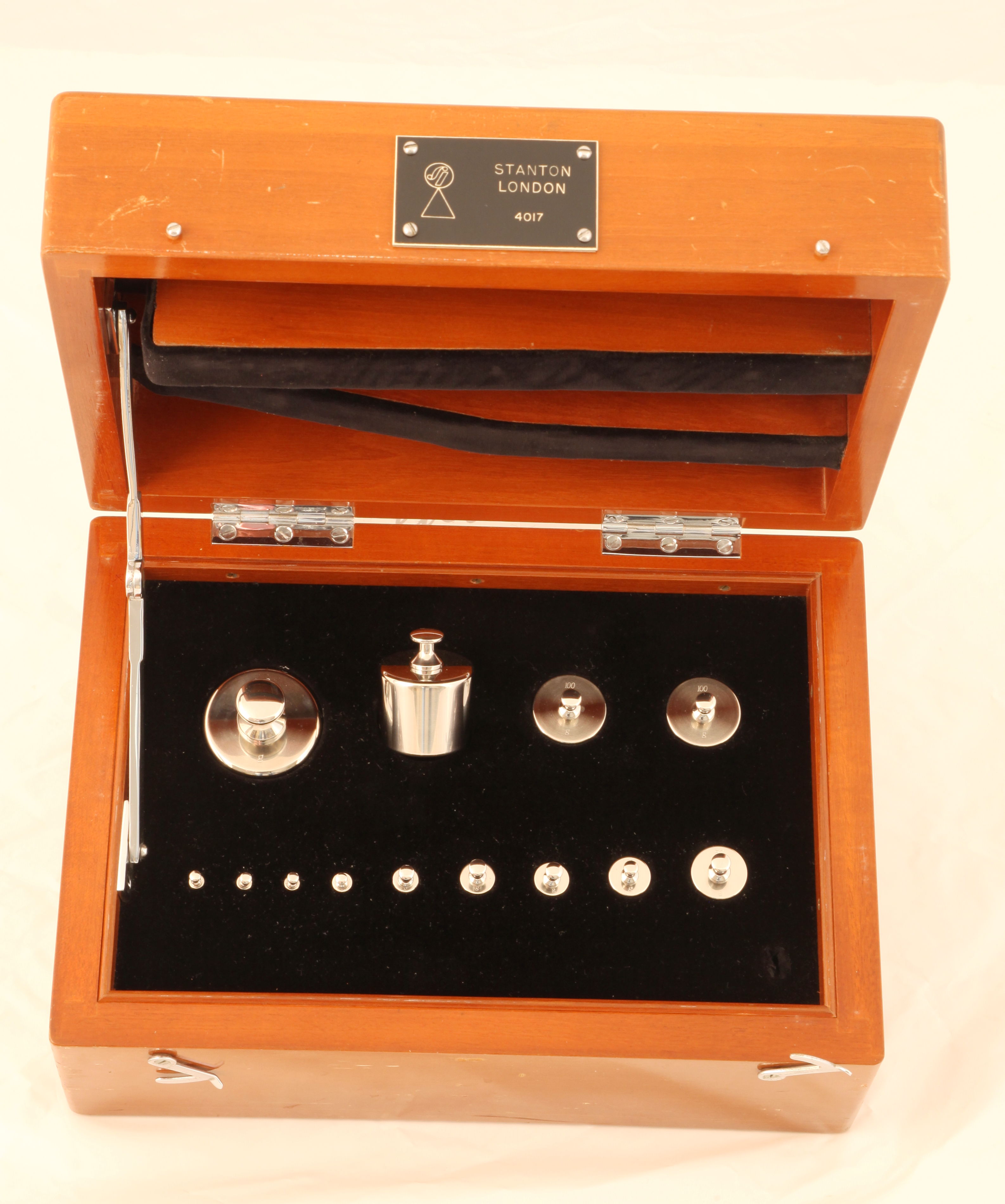 A relatively modern metric weight set, 500 grams down to 1 gram, no fractionals.